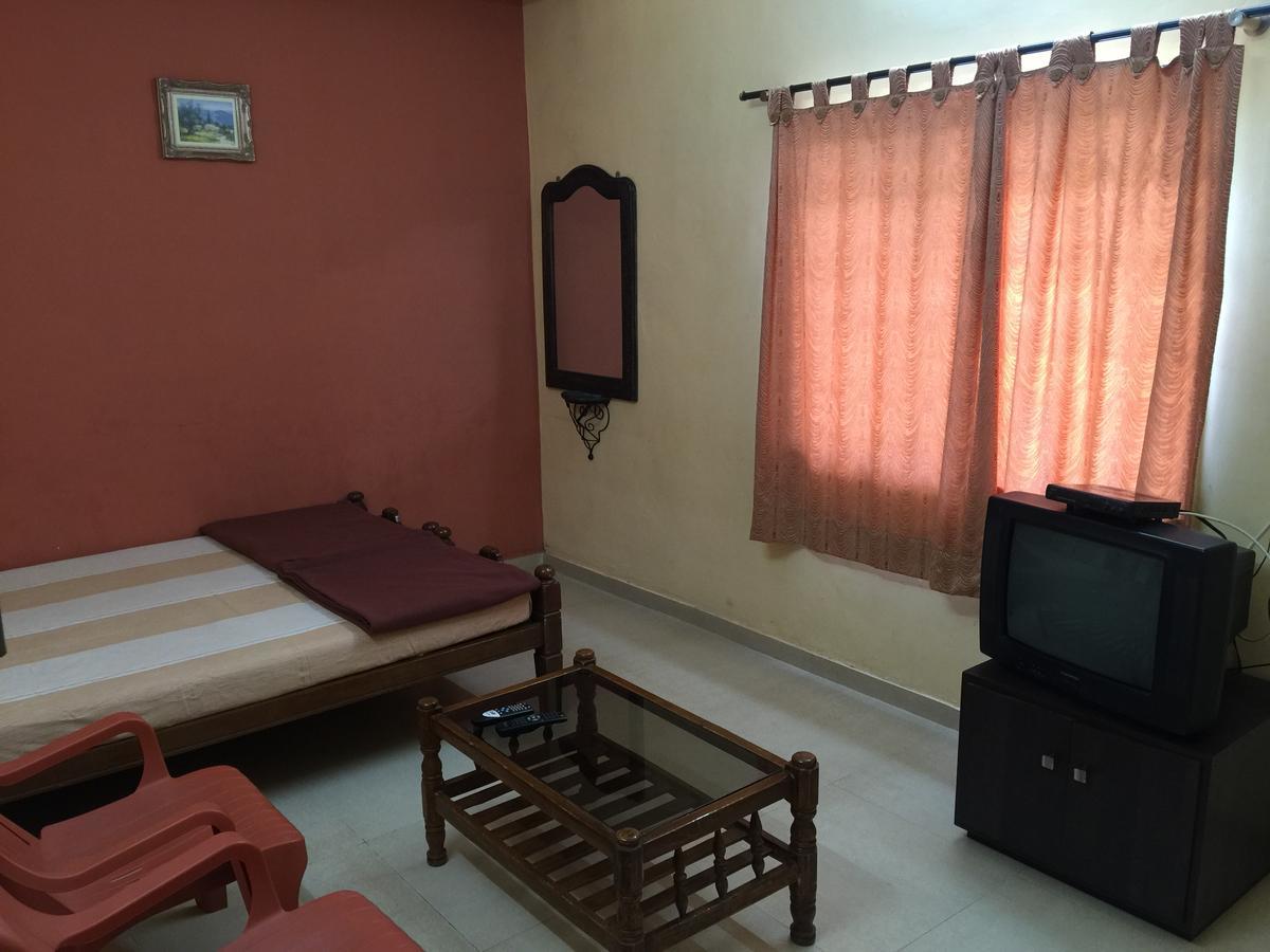 Mtdc Approved Mohiniraj Guest House Nashik Exteriör bild